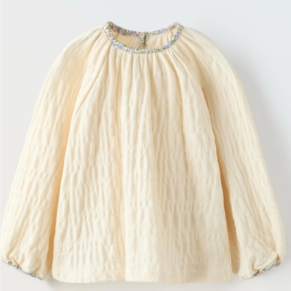 ZARA New with tag - FLORAL PIPED MUSLIN
OVERSIZED BLOUSE